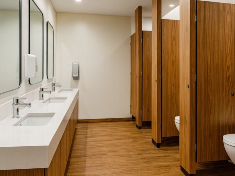 Reinigung von Sanitärbereichen im Büro – saubere Toiletten und Waschräume